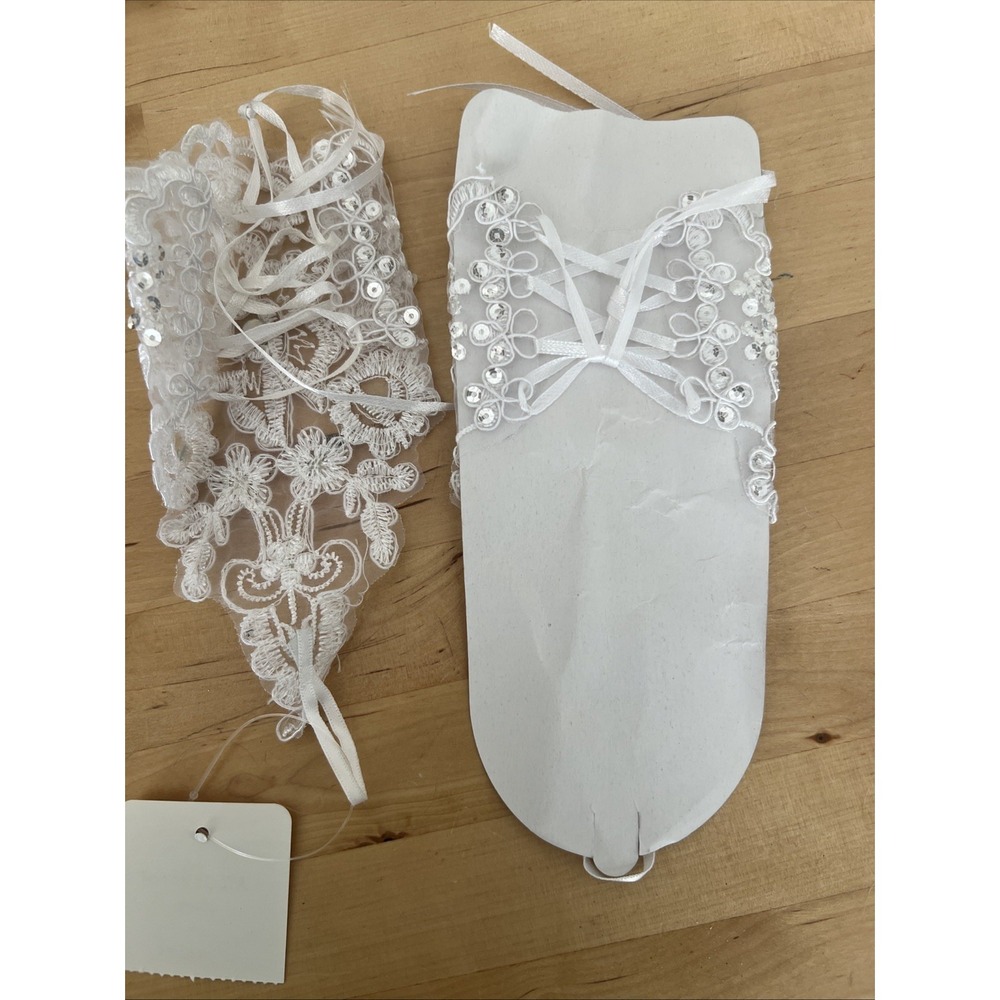 Stylish White Lace Fingerless Gloves, Party/ Wedding, One Size Fits, Whimsey - Picture 4 of 5
